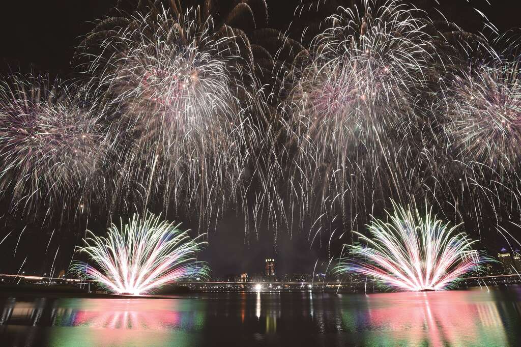 从大稻埕情人节的璀璨烟火，到获选《时代杂志》2021年全球最佳百大景点的台北表演艺术中心，各自在夜间展现不同风貌，成为台北夜间观光的特色。(图／台北市观光传播局)