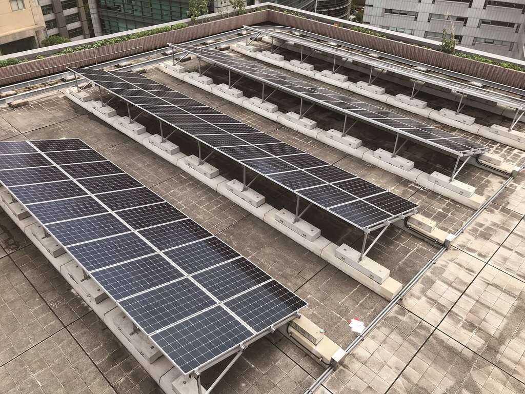 阳光伏特家於台北市内湖区一座大楼屋顶安装160片太阳能板，目前累积发电量超过74,000度。(图／阳光伏特家)