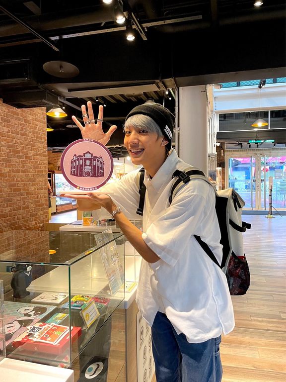 旅游超级玩家焕钧也出动到游客中心蒐集(图片来源：台北市政府观光传播局)