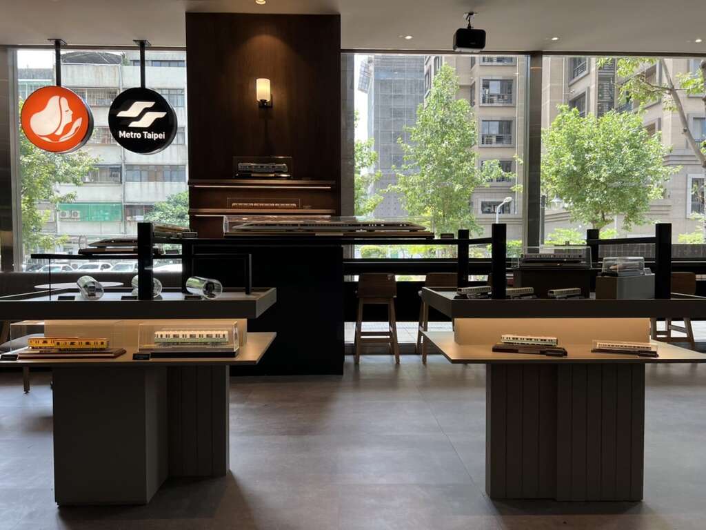 台北MRTのランドアート 新ランドマーク「フラッグシップ号」