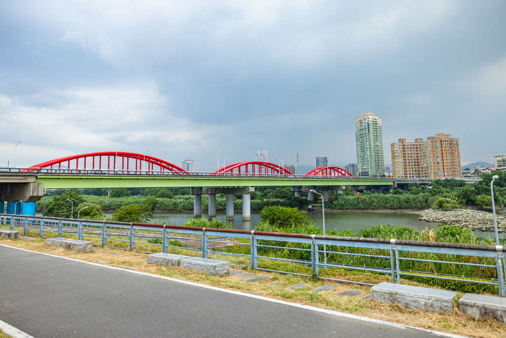 可从公园看到附近的永福桥(图片来源：台北市政府观光传播局)