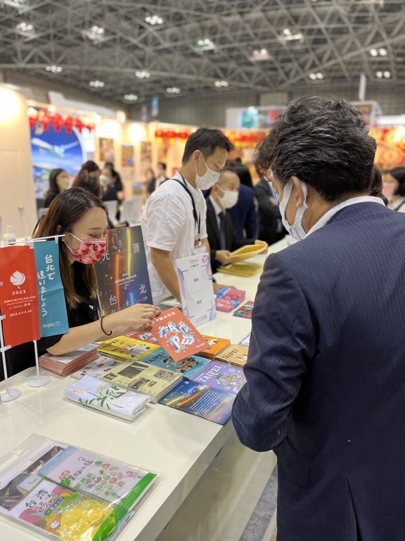 日本旅展臺北市攤位吸引許多業者及民眾主動詢問最新旅遊資訊-2