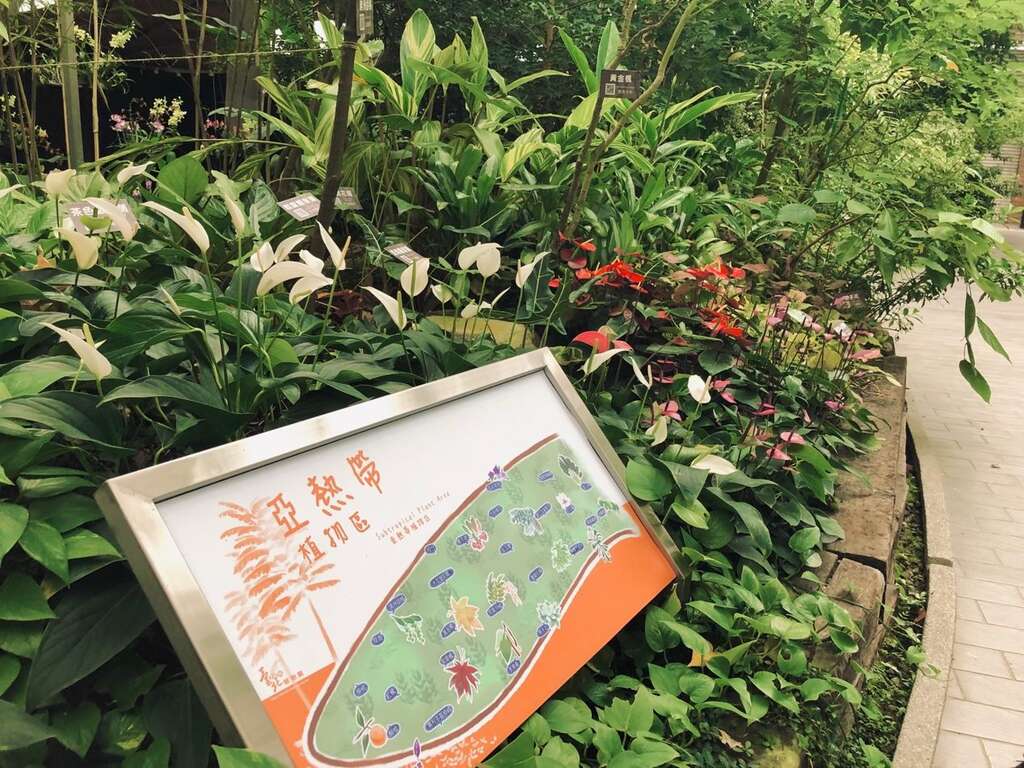 园区内的植物索引图换上可爱活泼的新衣，重新绘制的图案一目了然(图片来源：台北市政府工务局公园路灯工程管理处)