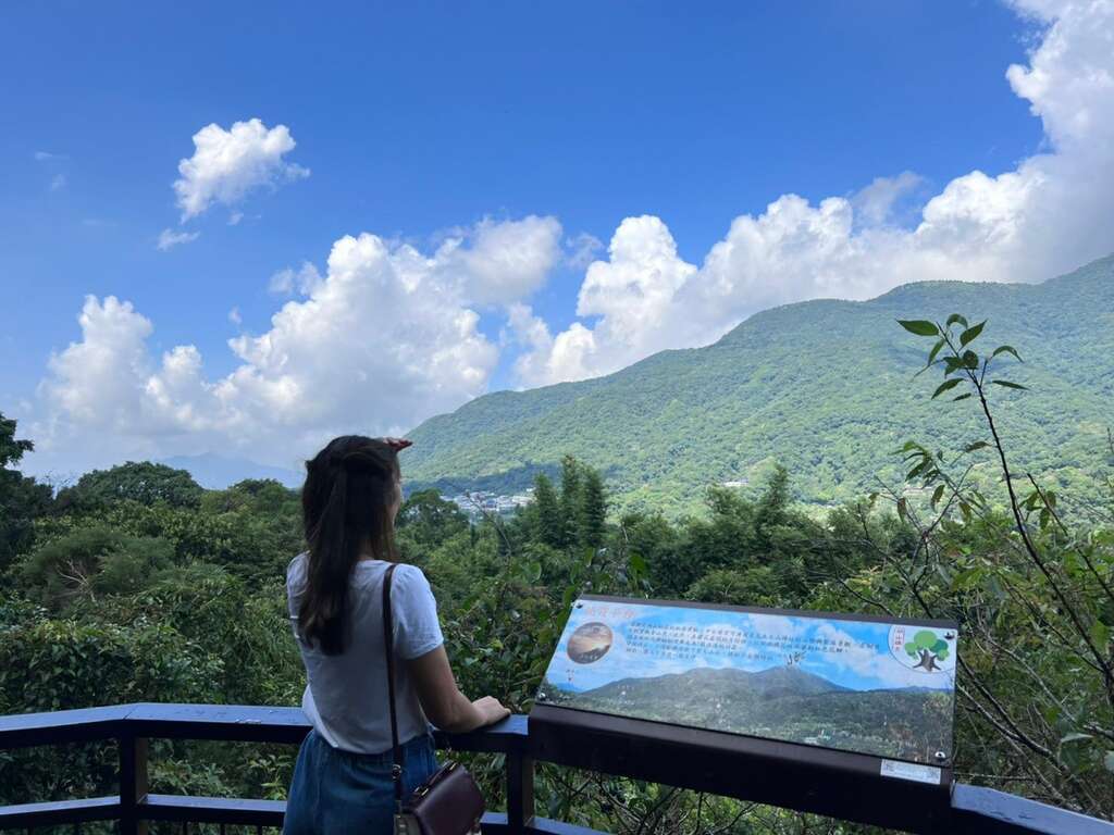 晚霞平台稍作停留，遠眺大屯山景致(圖片來源：臺北市政府工務局大地工程處)