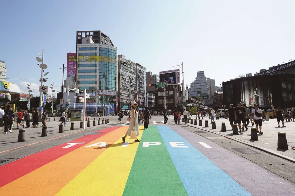 台北街头可见许多同志运动景点、友善空间或代表地标，构筑了缤纷的同志友善城市图像。（摄影／高赞贤）