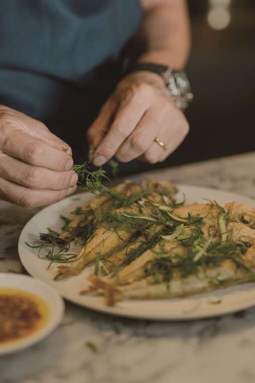 林明健推荐将煎鱼搭配香草沙拉，以台式口味搭配西式吃法，创造不同的风味。(摄影－彭柏璋)