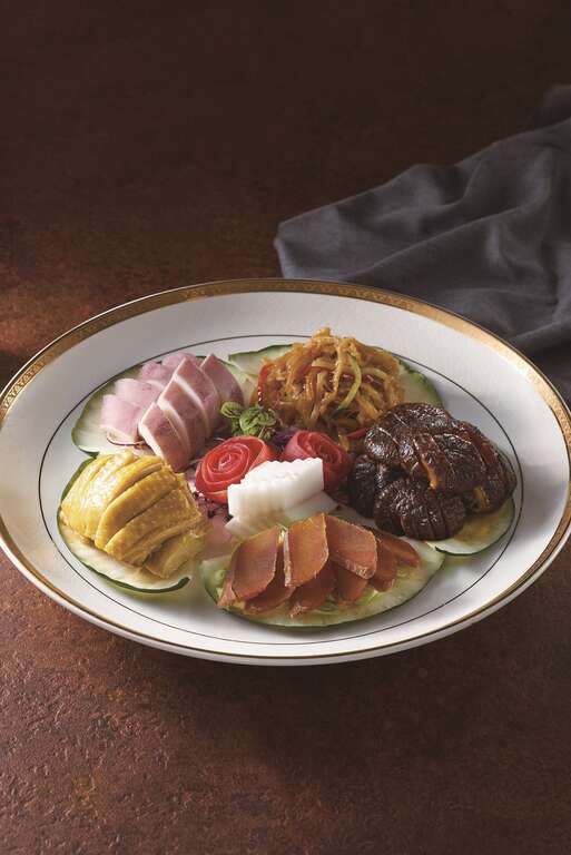 「欣叶・钟菜」保留着如「季节菜丸锅」、「五福拼盘」等传统菜的滋味，让想念老味道的客人有处可寻。（图／欣叶・钟菜） (2)