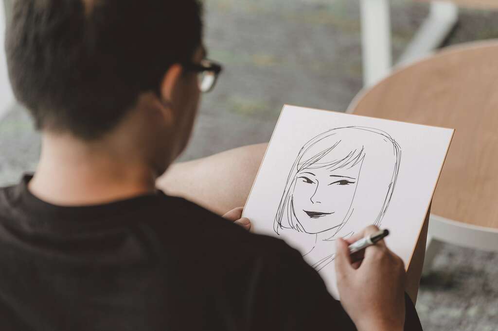 简士颉喜欢透过绘制漫画，表达对生活的观察与意见。(摄影／Ray Chang)