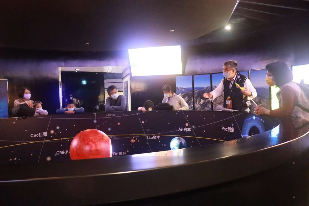 精彩豐富的導覽解說(圖片來源：臺北市立天文科學教育館)
