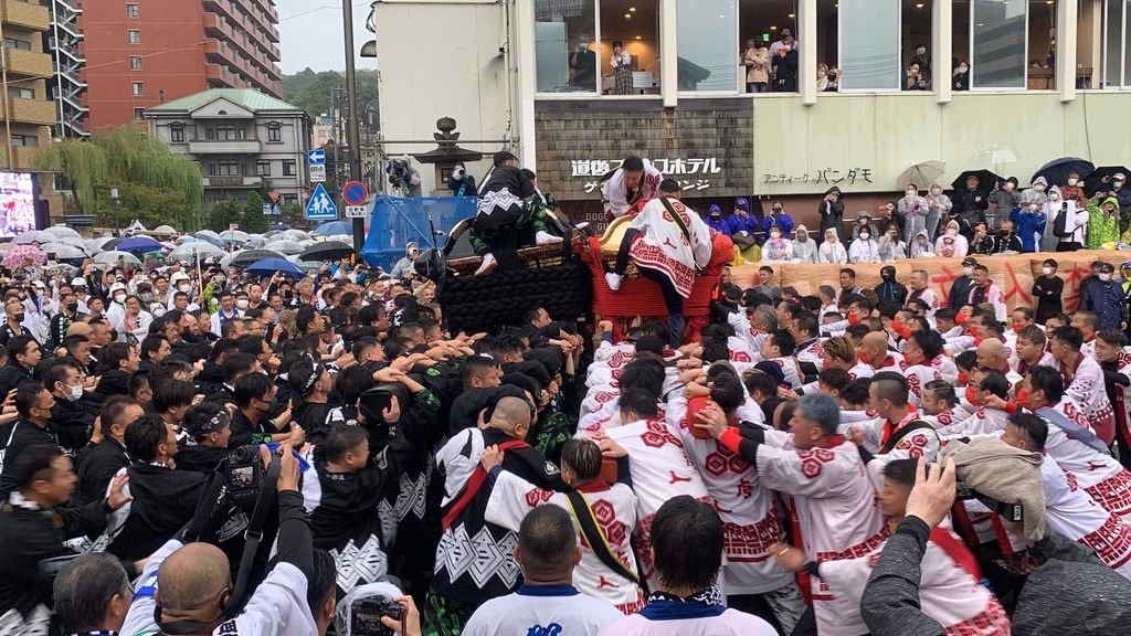 时隔三年登场的松山秋之祭(撞轿祭典)7日在大雨中登场，仍齐聚许多民众热情不减。