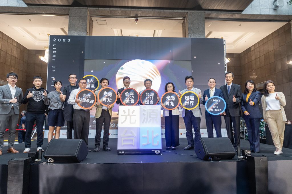 2023台灣燈會記者會，台北市長柯文哲、交通部觀光局副局長林信任與贊助單位、策展人等代表合影。