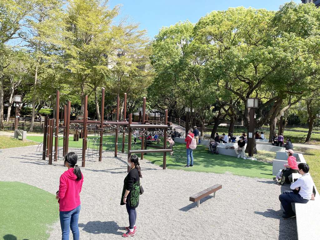 七虎公園-樹下空間變成民眾活動與休憩空間(圖片來源：臺北市政府工務局公園路燈工程管理處)
