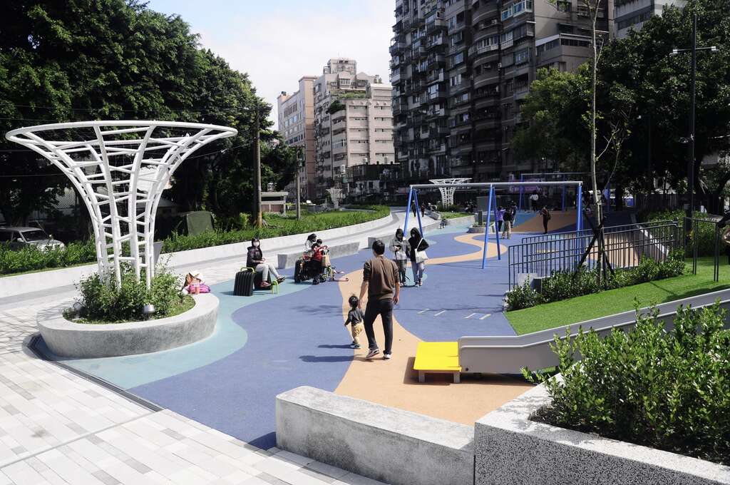 磺港溪A段公園獨特之共融地景式遊戲空間與設施(圖片來源：臺北市政府工務局公園路燈工程管理處)
