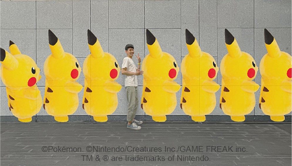 寻找捷运大安森林公园站内的Pokégenic拍照景点，可以钻进皮卡丘的队伍里和牠们一起