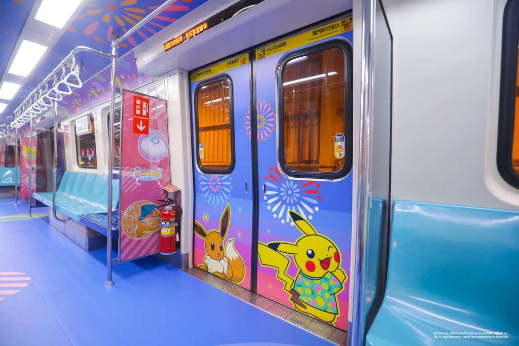 「飞翔皮卡丘」彩绘列车内有多只可爱的宝可梦(图片来源：台北大众捷运股份有限公司)