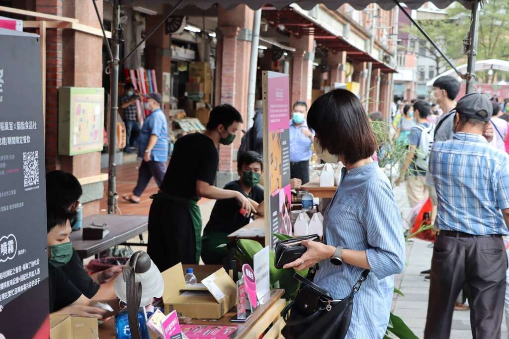 民眾兌換大稻埕潮補冬限定餐飲(圖片來源：臺北市商業處)