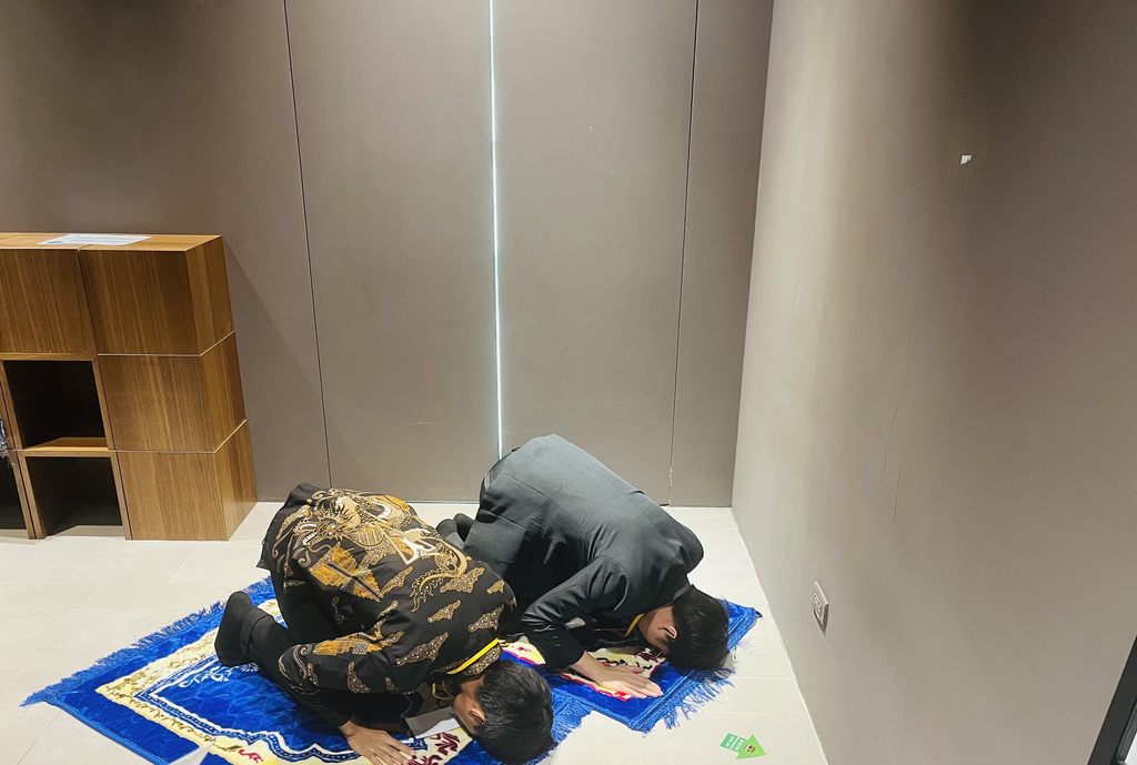 图4.认证景点台北101观景台之祈祷室内实际朝拜情形。