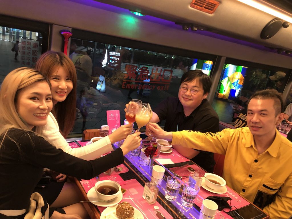 搭乘双层观巴餐车可，一边享受星级美食，一边享受台北繁华的夜景.JPG