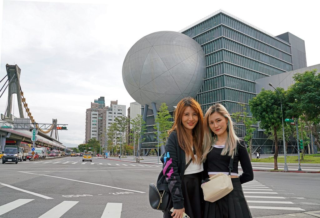网红姊妹花朝圣荣登2021时代杂志全球百大景点的台北表演艺术中心