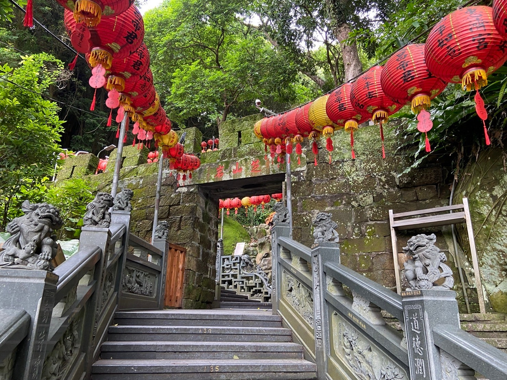 芝山岩隘门也是芝山公园内重要的三级古蹟(图片来源：台北市政府工务局公园路灯工程管理处)