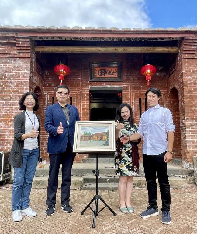 北投賴氏祖厝開幕來賓合影(左起臺北市政府地政局張治祥局長、臺北市政府文化局田瑋副局長、影拾文創股份有限公司蕭繡敏董事長、旅遊畫家簡文仁老師) (圖片來源：臺北市政府文化局)