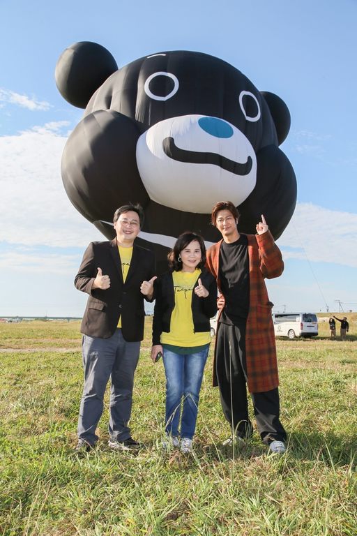 觀光傳播局局長劉奕霆、台北市政府市長室主任謝明珠與型男主廚速水茂虎道（由左至右）第一次參與佐賀熱氣球節，大讚熊讚熱氣球相當搶眼