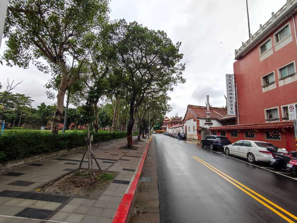 大龙国小人行道更新完成(图片来源：台北市政府工务局新建工程处)
