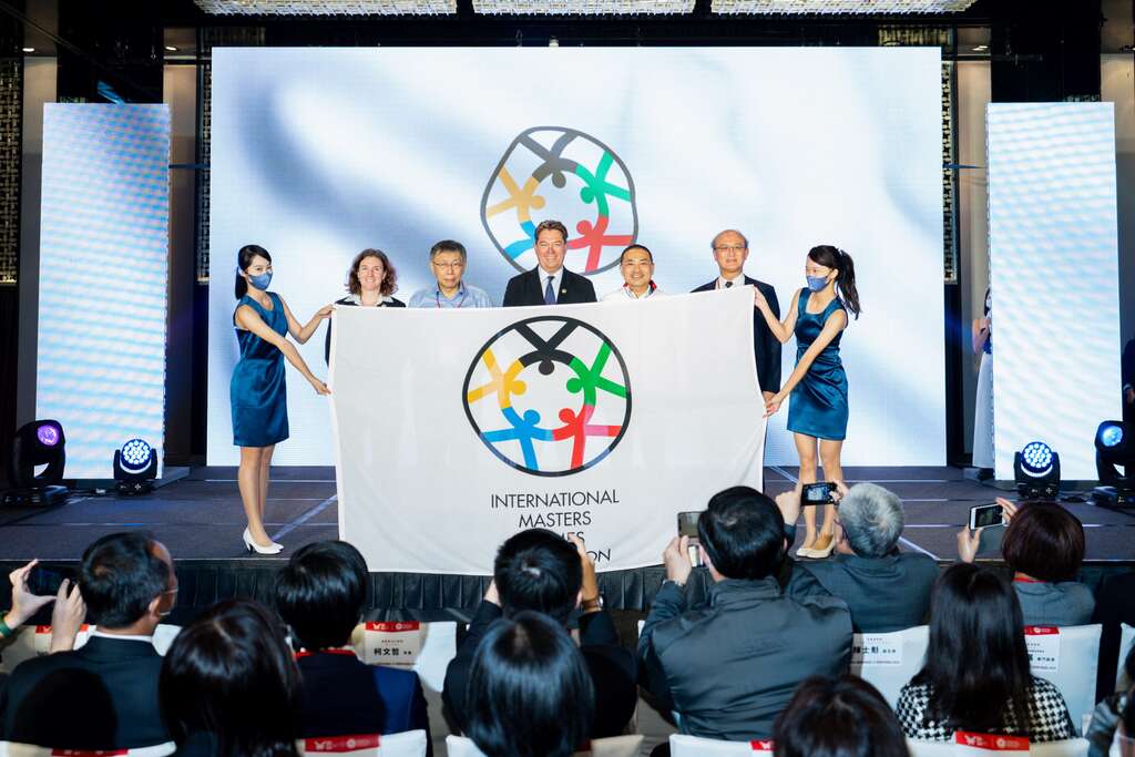 授旗儀式完成並展示總會會旗合影留念，IMGA執行長Jens V. Holm(中)、臺北市市長柯文哲(左3)、新北市市長侯友宜(右3)、教育部常務次長林騰蛟(右2)及IMGA競賽總監Samantha Hayward(左2)(圖片來源：臺北市政府體育局)