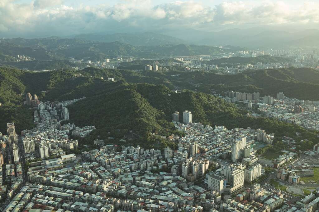 在台北高處俯瞰，可以一次飽覽城市建築和綠意山景。（圖／alphos）