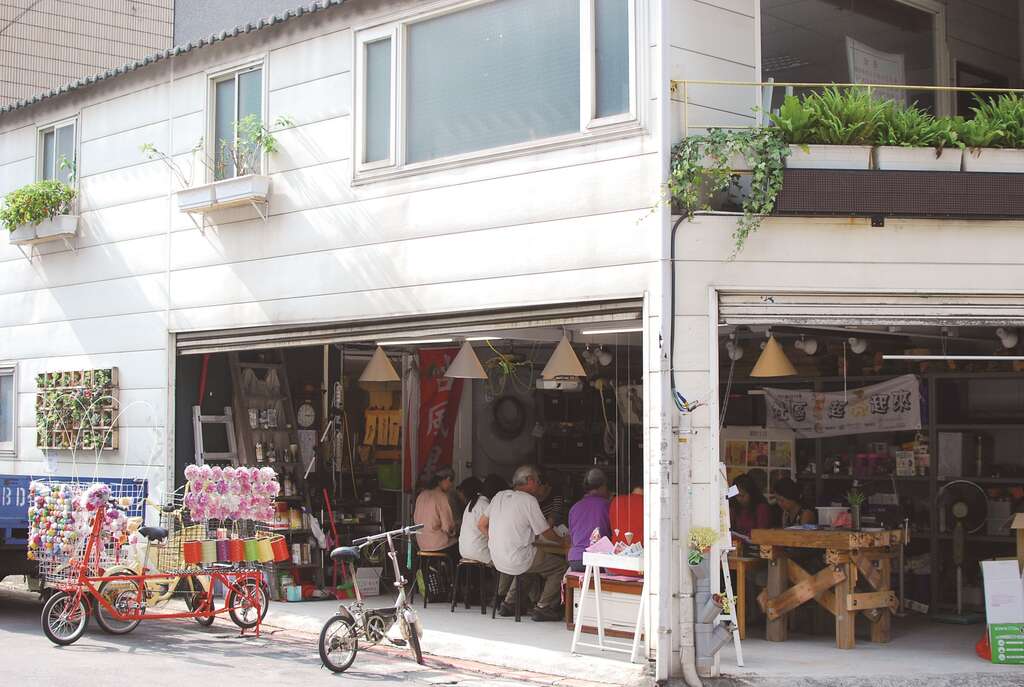 「古风小白屋」是古风里居民办活动、维修家具电器、联络感情的所在。（图／绿点点点点）