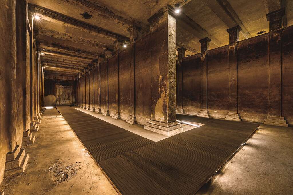隐身公馆的「观音山蓄水池」，有着立柱等新古典风格建筑特徵，彷佛一座雄伟的地下宫殿。（图／孩在）