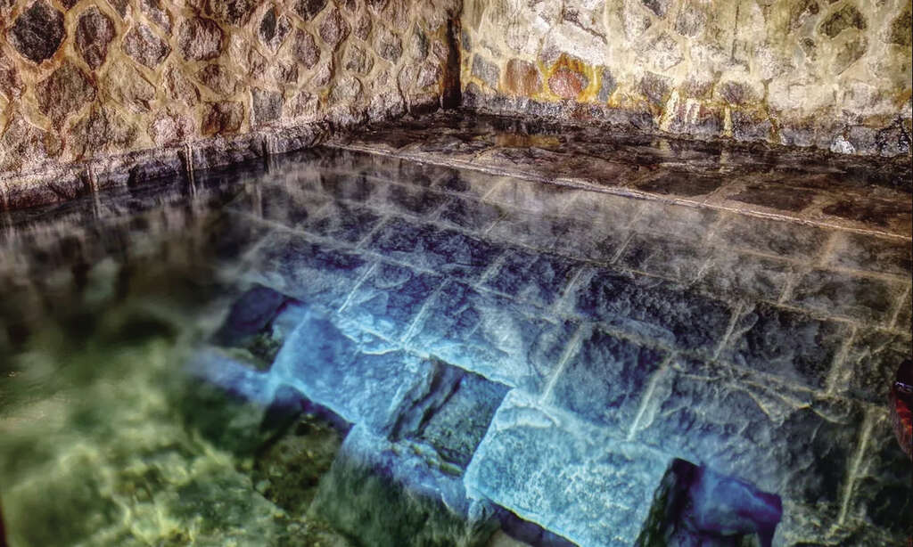 「阳明涌泉」为日本时期的水源禁地，如今成为旅人口中迷人的「蓝宝石泉」。（图／台北自来水事业处）