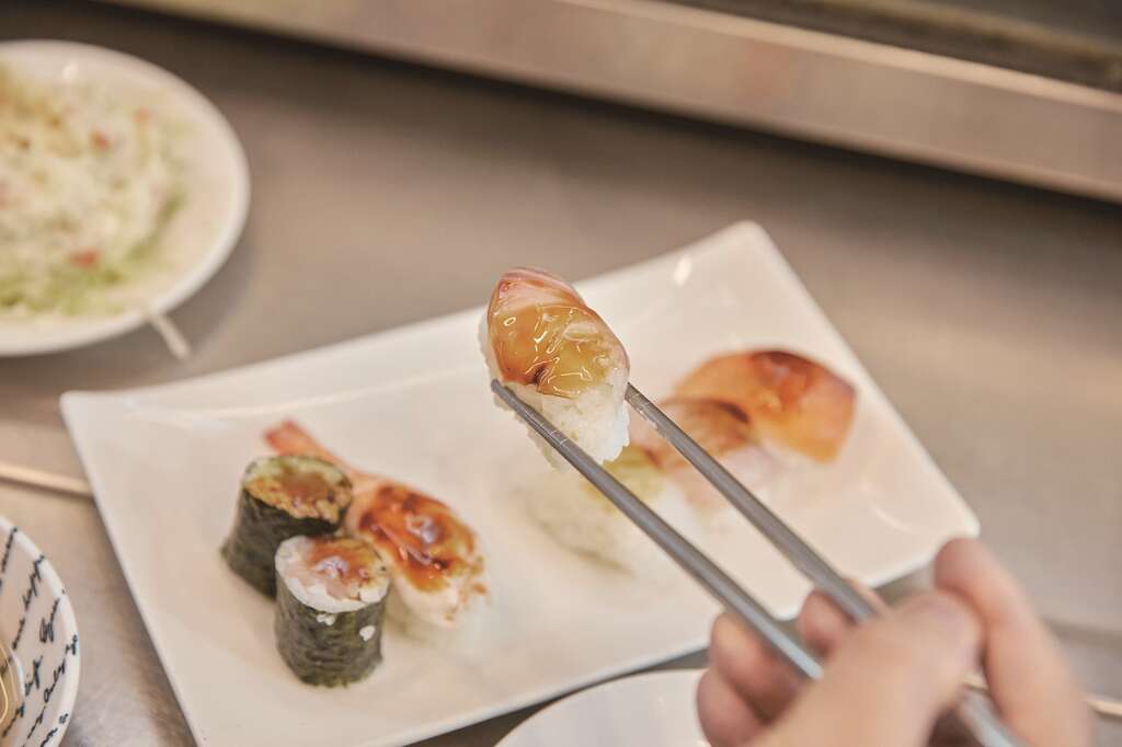 萩本发现台湾使用的酱料普遍偏甜，例如刷在握寿司上的酱油膏，就比传统日料的风味更浓厚甘甜。（摄影／黄政达）