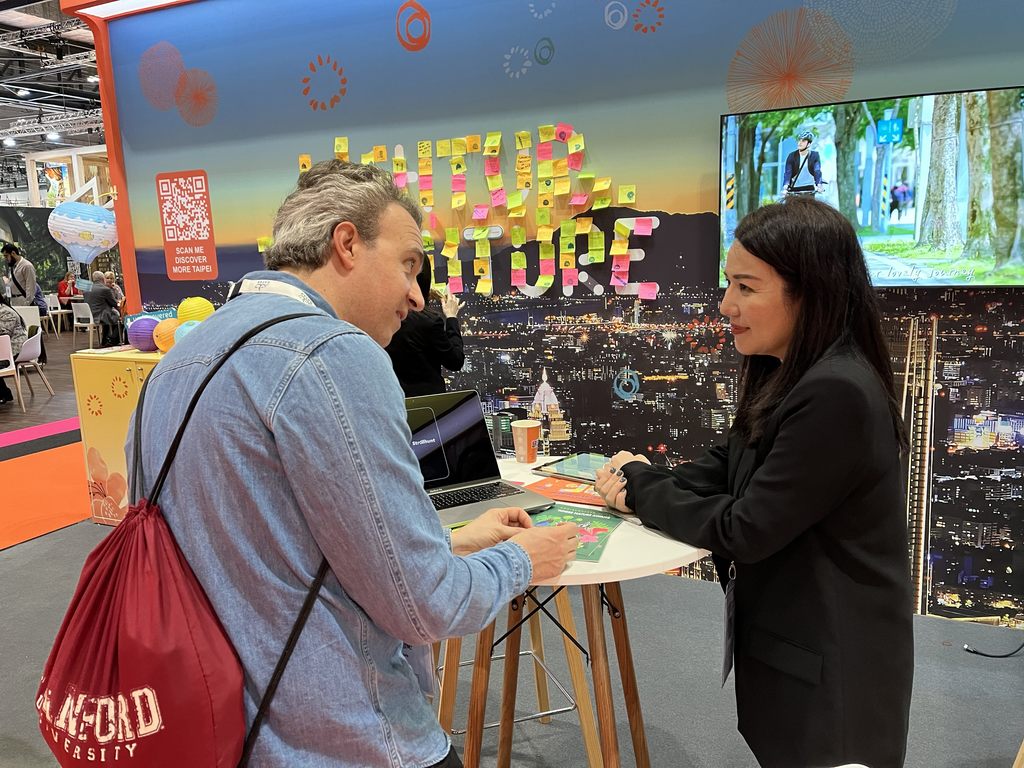北市府观传局展位推广「2023台湾灯会在台北」吸引众多旅游业者前往询问。