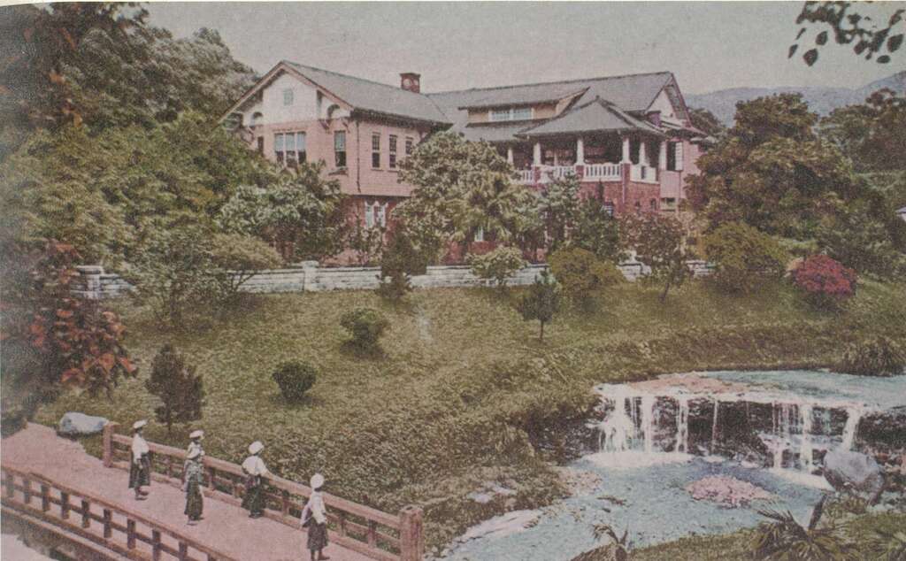 北投溫泉公共浴場及北投公園早年樣貌(照片取於北投溫泉博物館網站) (圖片來源：臺北市政府工務局公園路燈工程管理處)