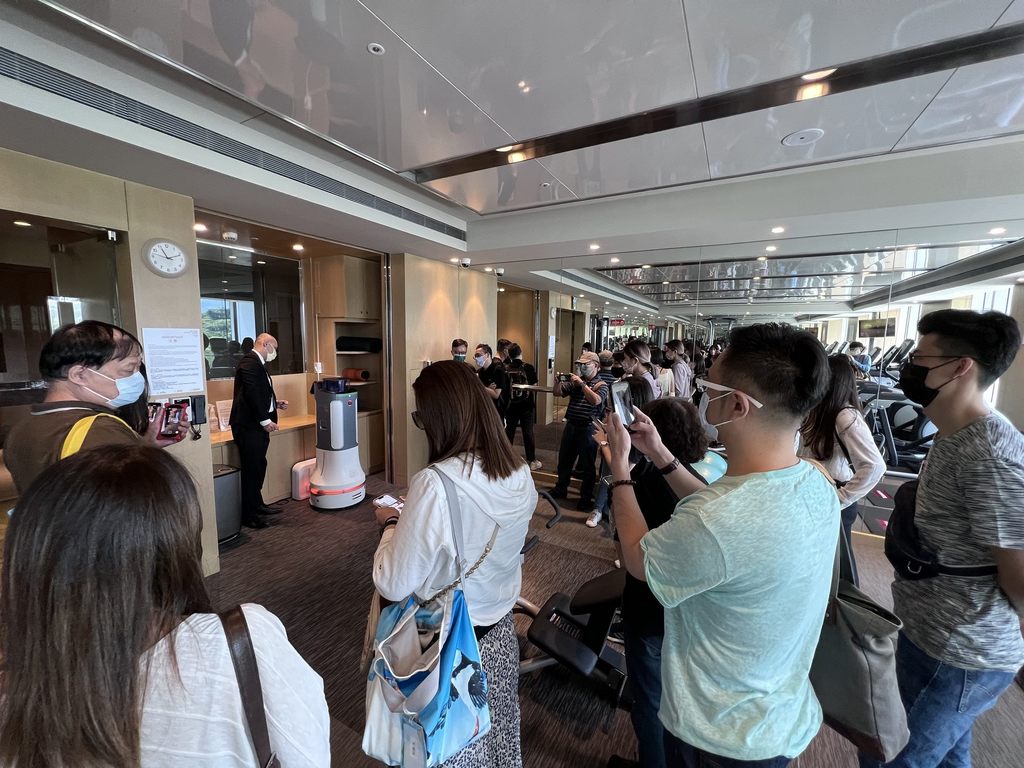 參訪台北六福萬怡酒店實地操作清消機器人，學員紛紛感到新奇