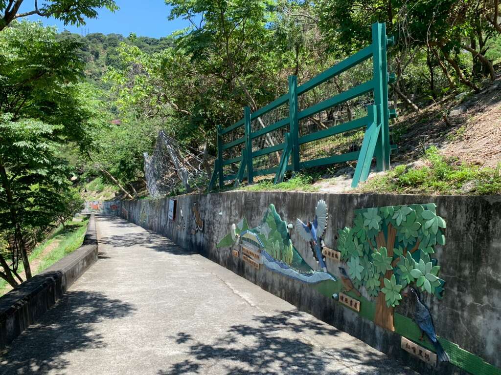 园区新设之水土保持教学设施-防落石栅。(图片来源：台北市政府工务局大地工程处)