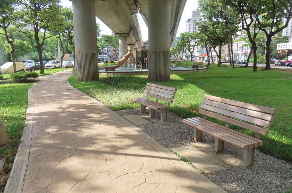 座椅旁節點以耐蔭白鶴芋、銀紋沿階草及清碎石配置點綴。(圖片來源：臺北市政府工務局公園路燈工程管理處)