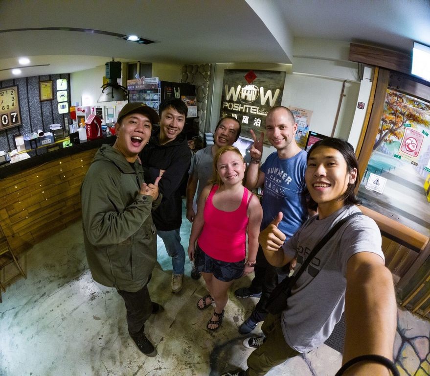 GoPro大使走跳羚羊（左1及左2）及GoPro玩家伟伦（右1）开心与来台游玩的外国朋友一起在北门窝泊旅借问站合照