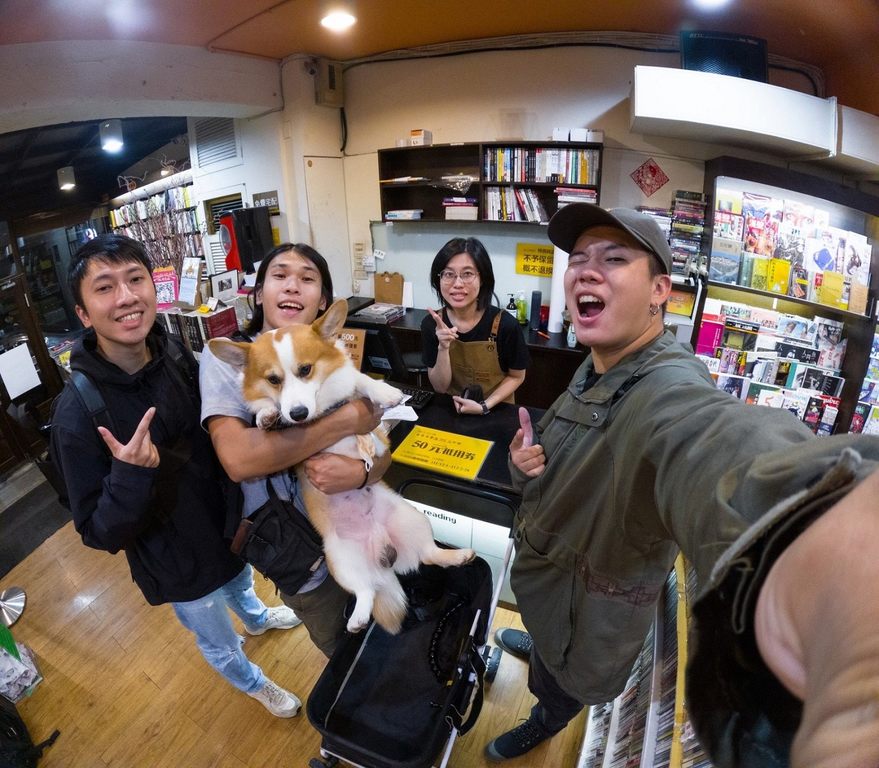 GoPro玩家偉倫（左2）帶著柯基犬發發，與GoPro大使走跳羚羊（左1及右1）走訪寵物友善的雅博客二手書店借問站