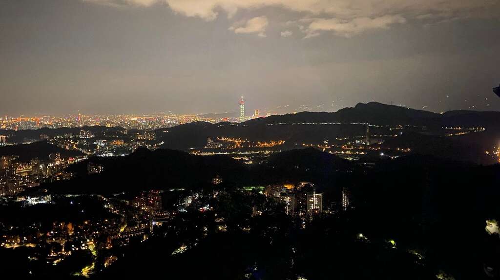 搭乘猫缆，从高空远眺101夜景(图片来源：台北大众捷运股份有限公司)