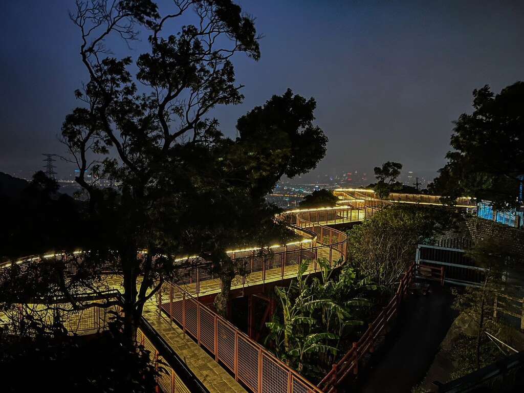空中廊道(夜间)串联南北两侧营区(图片来源：台北市政府工务局大地工程处)