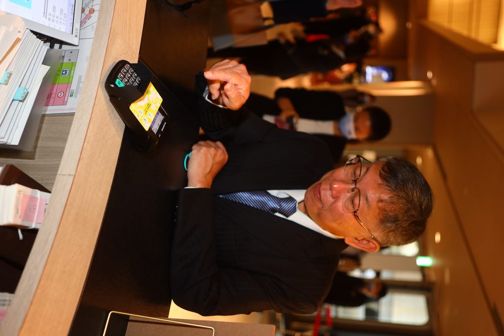 市長柯文哲於沖繩試用悠遊卡支付。
