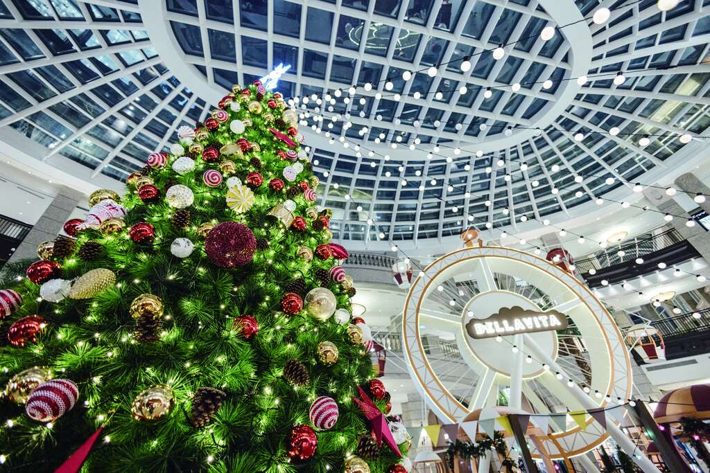 信義商圈百貨業者在耶誕前夕擺置耶誕造景，成為佳節時的一大亮點。（攝影／林冠良）