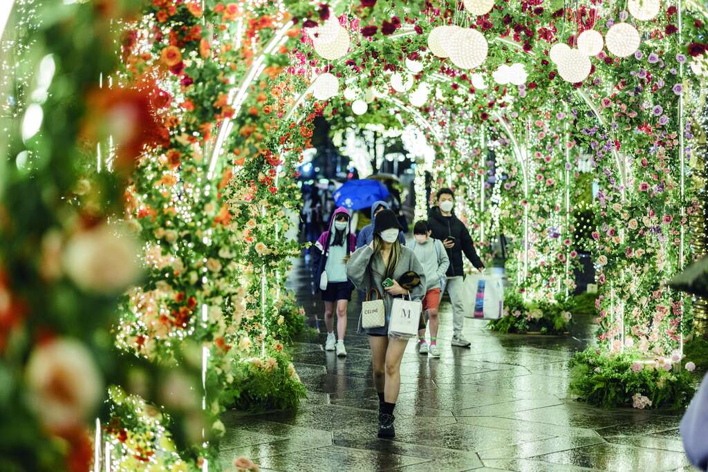 信義商圈繽紛燦爛的耶誕拱門、燈飾，烘托出濃濃的節慶氣息。（攝影／林冠良）
