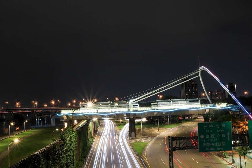 迪化污水处理厂跨堤平台夜景(图片来源:台北市政府工务局卫生下水道工程处)