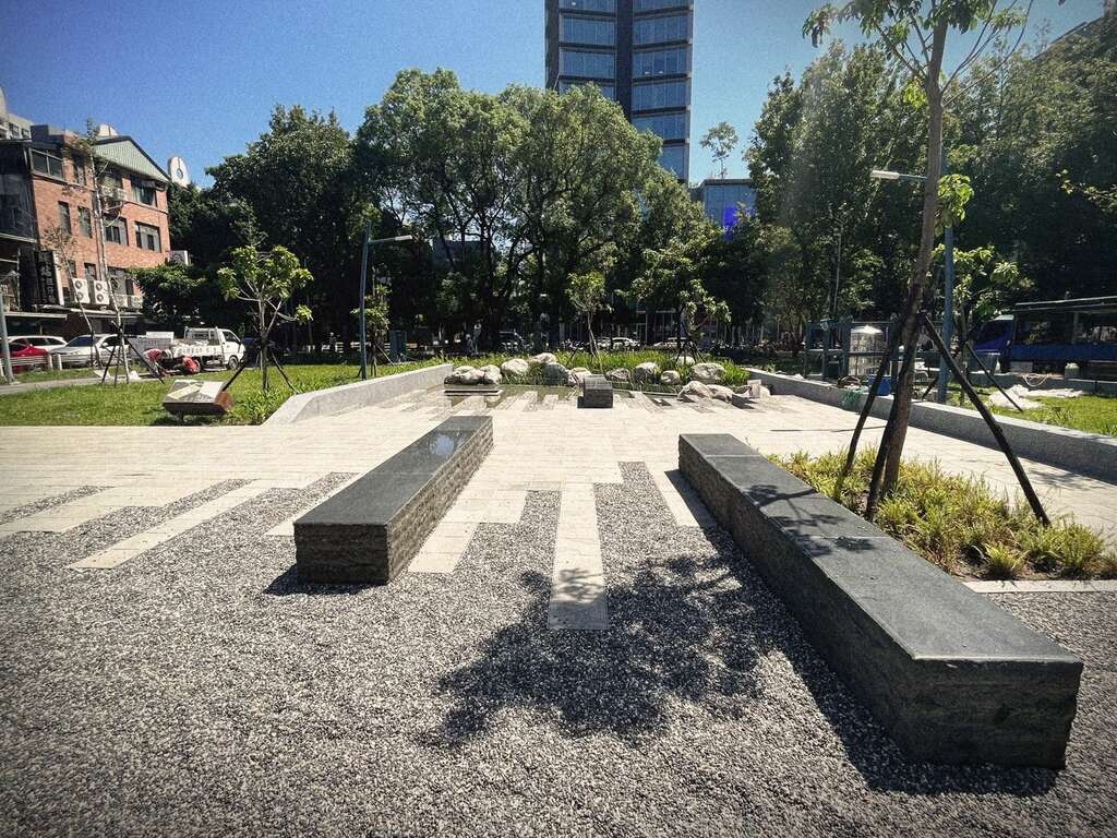 晴空广场(图片来源：台北市政府工务局公园路灯工程管理处)