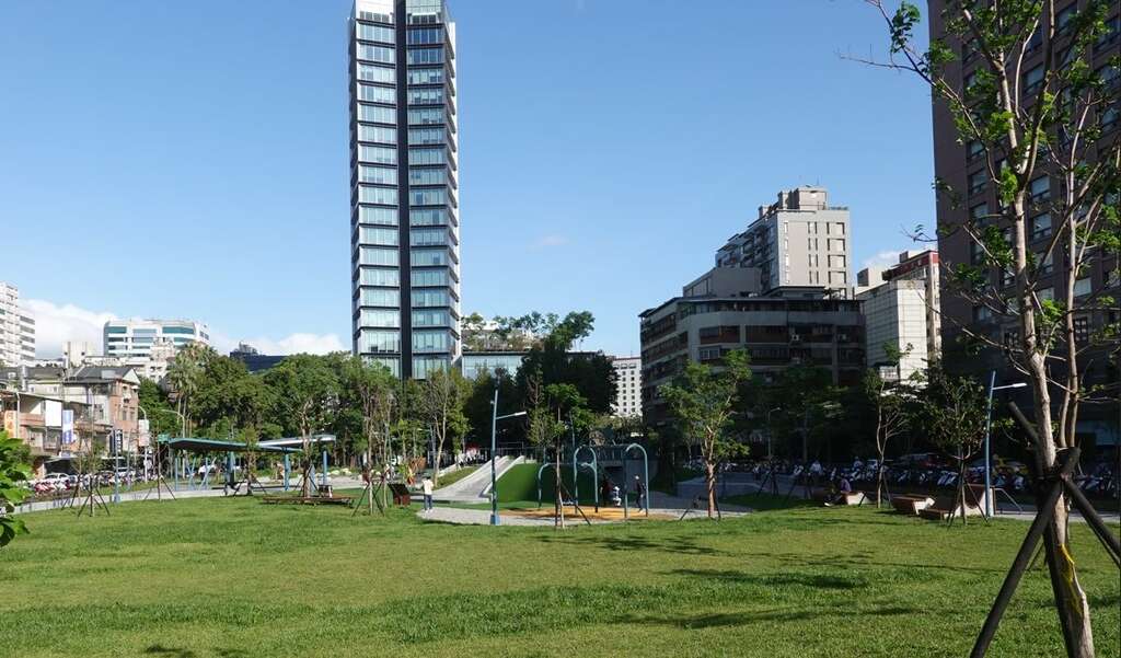 阳光大草皮(图片来源：台北市政府工务局公园路灯工程管理处)