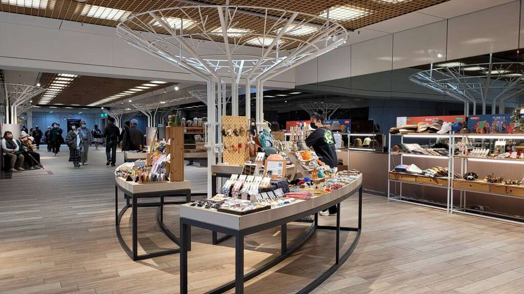 广场中设有文青小店(图片来源：台北大众捷运股份有限公司)