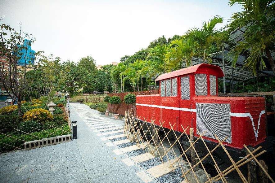 結合汀州路巷內北側廣場(水源町公園)鋪面與導覽牌設計，重現鐵道光景，傳承鐵道故事，推廣在地人文教育的重要性。(圖片來源：臺北市政府工務局公園路燈工程管理處)